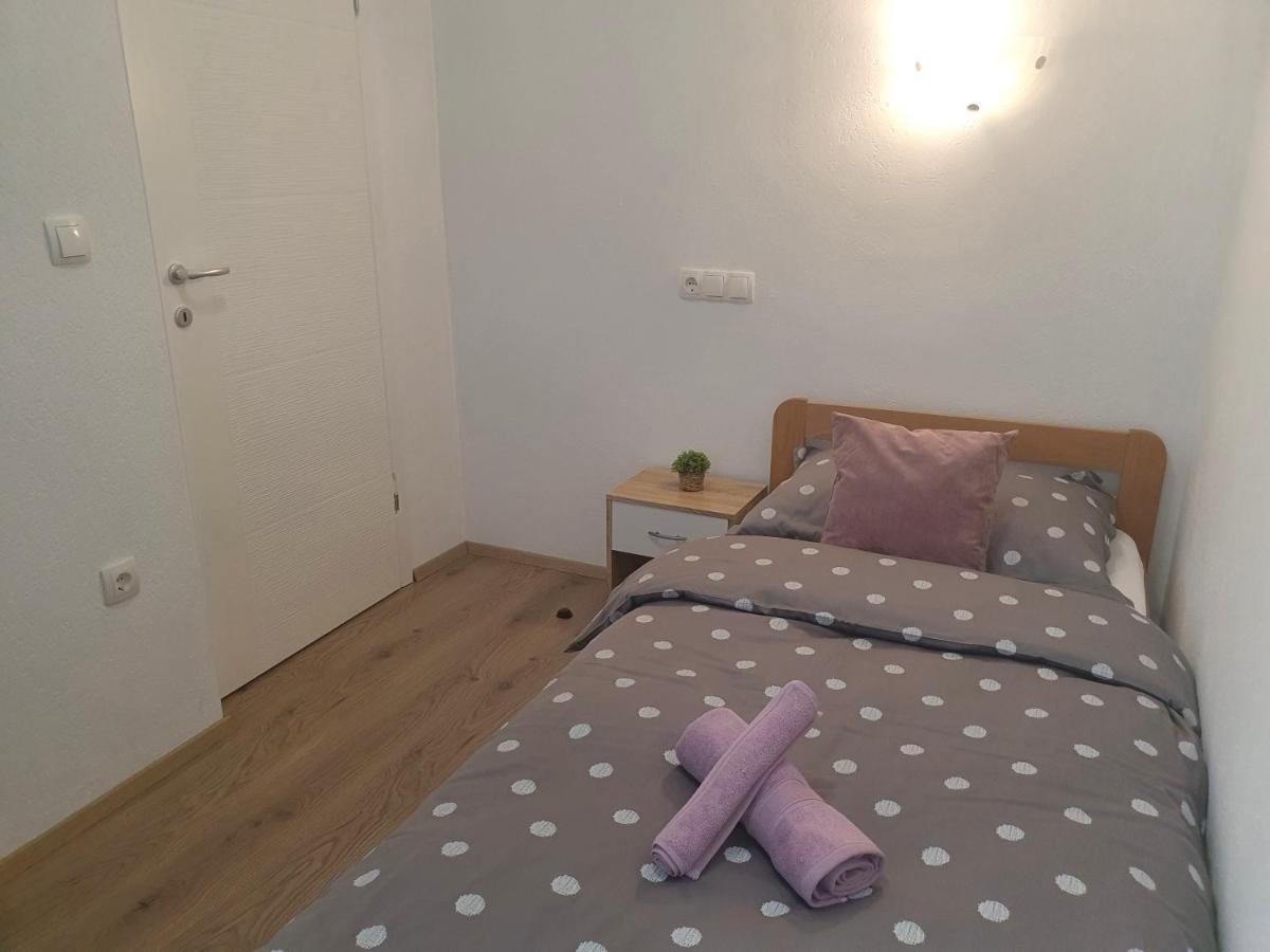 Apartment Rados Dugopolje Esterno foto