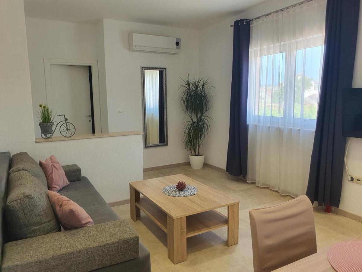 Apartment Rados Dugopolje Esterno foto