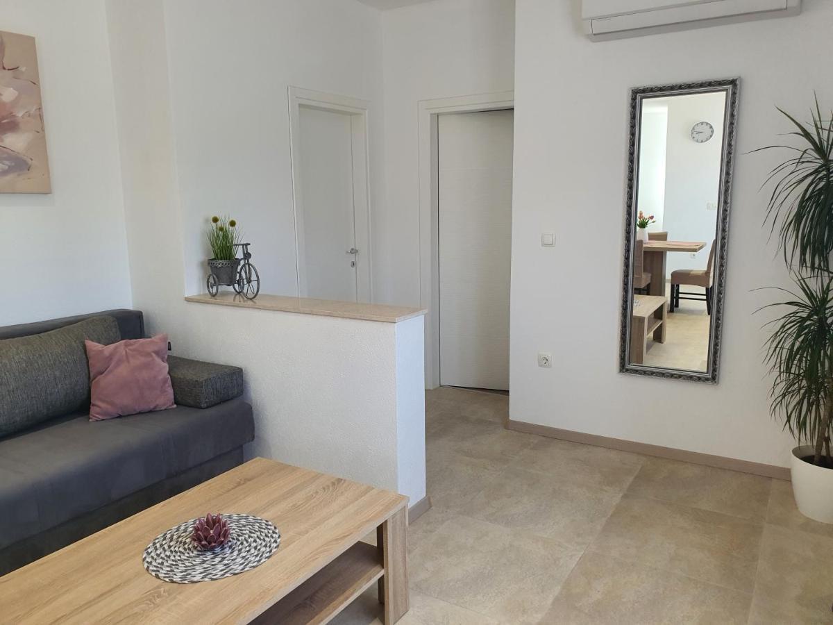 Apartment Rados Dugopolje Esterno foto