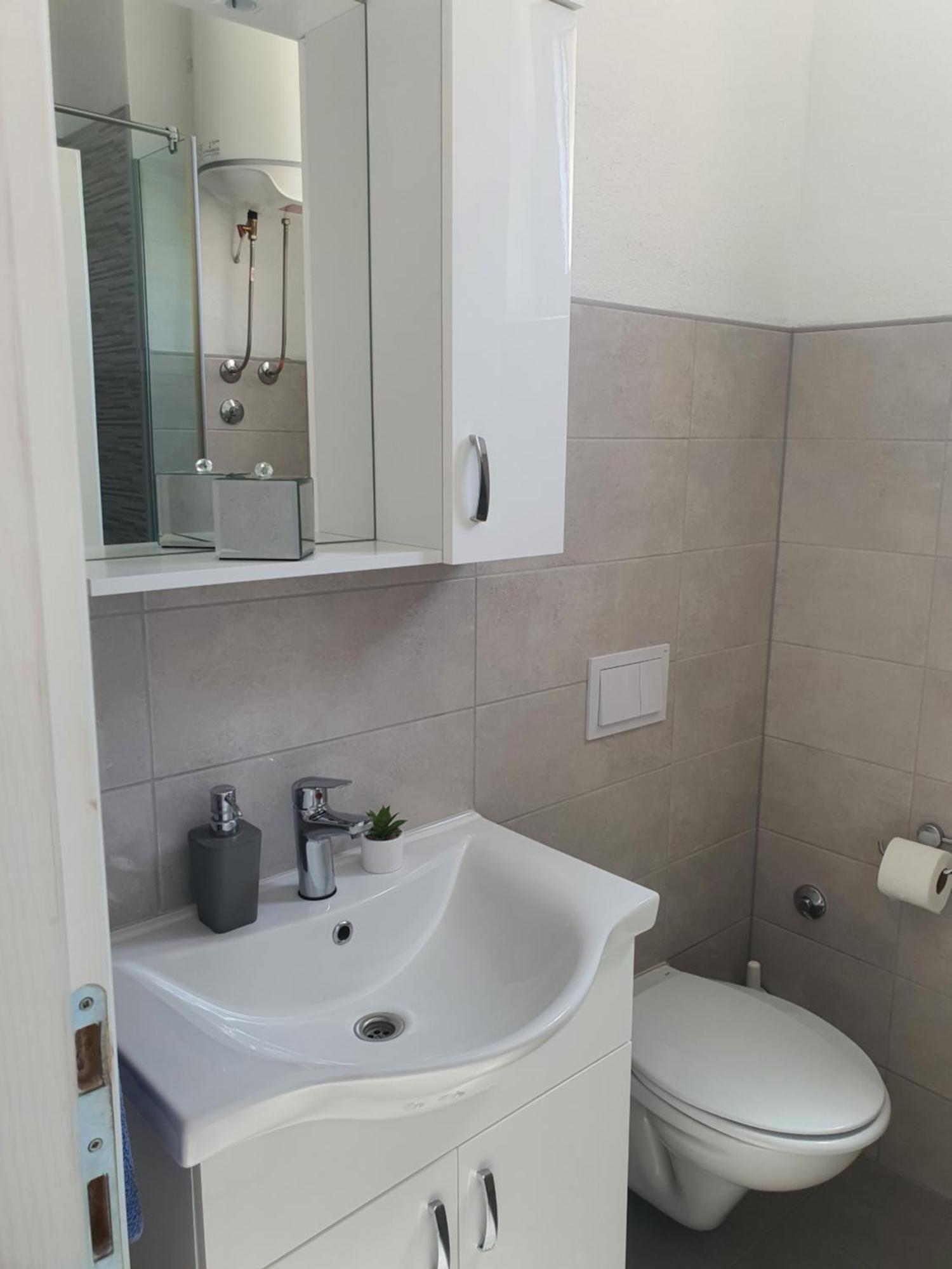 Apartment Rados Dugopolje Esterno foto